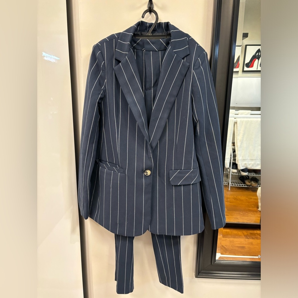 Tailleur marine et blanc.    Pantalon et veste